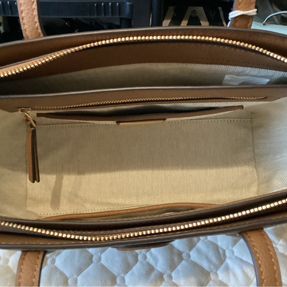 Tory Burch NWT camel brown pebbled shoulder bag with gold hardware - Picture 6 of 16